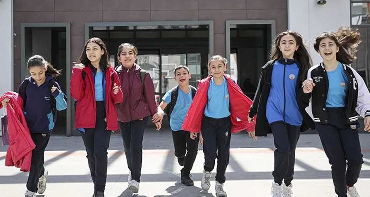 Cumhuriyet bayramı tatilinin hafta sonuyla birleşip birleşmeyeceği ve okulların durumu merak ediliyor