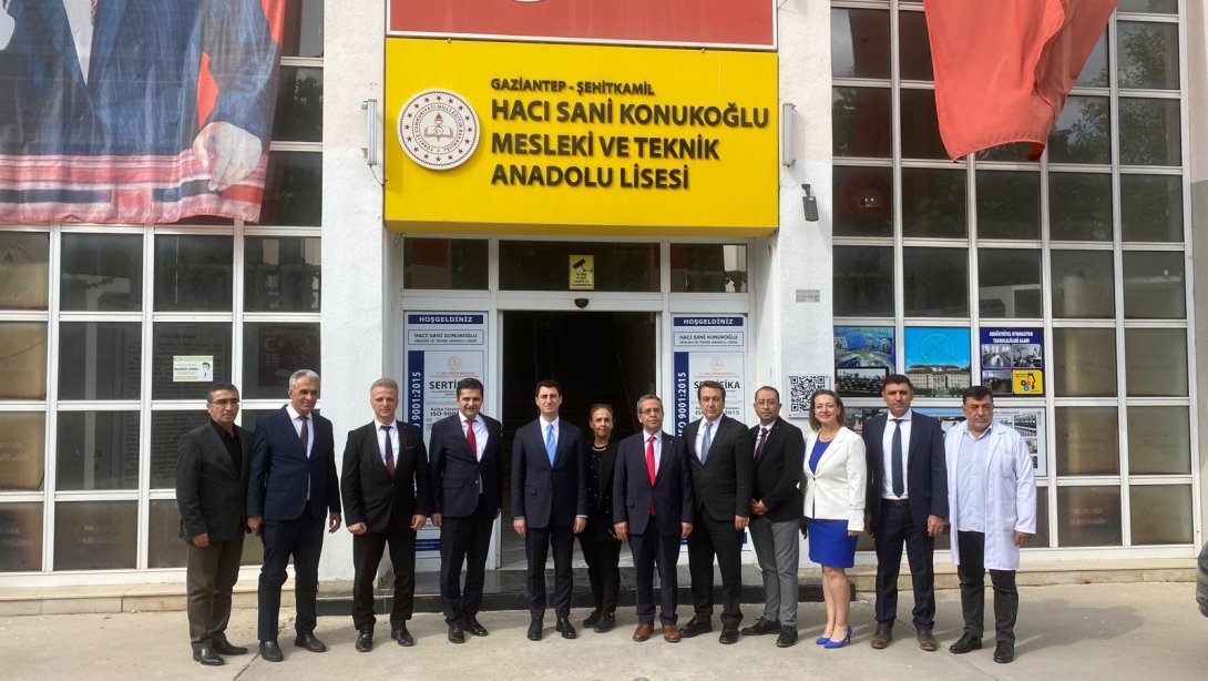 Bakan yardımcısı m. bilal macit ve salih kaygusuz Gaziantep'te okul Ziyareti gerçekleştirdi