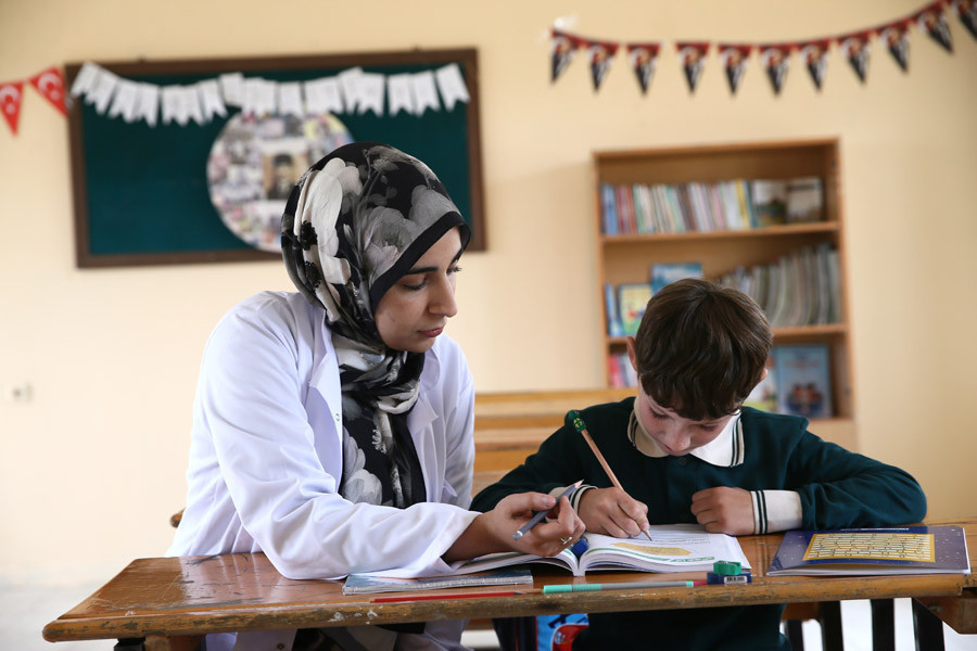 Muş'un korkut ilçesindeki tek öğrencili köy okulunda fedakâr öğretmen eğitimi özveriyle sürdürüyor