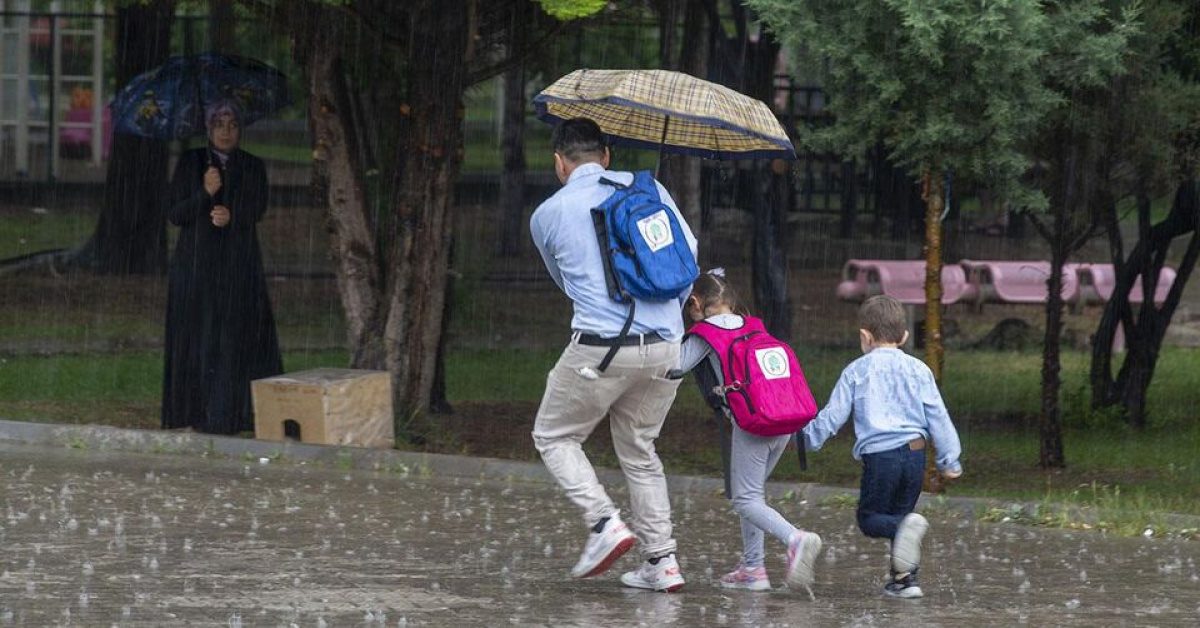 İstanbul'da yaşanan şiddetli yağış ve su baskınlarının ardından okulların tatil durumu araştırılıyor