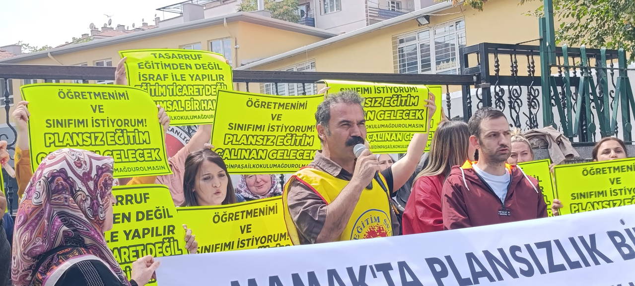 Ankara'daki tarihi abidinpaşa ilkokulu güçlendirme gerekçesiyle dönem başladıktan sonra boşaltıldı