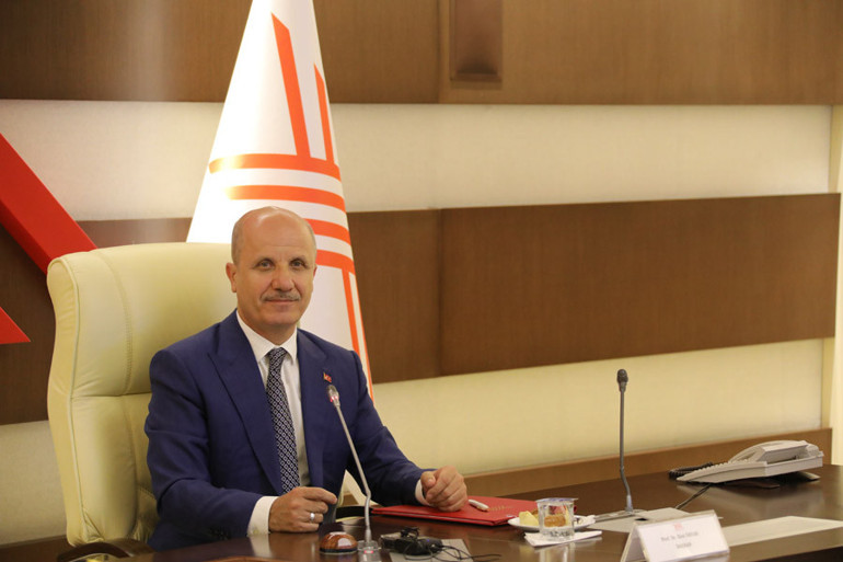 Hukuk fakültelerindeki akademisyenler ve öğrenciler YÖK başkanı özvar'ın sınav açıklamasına destek verdi