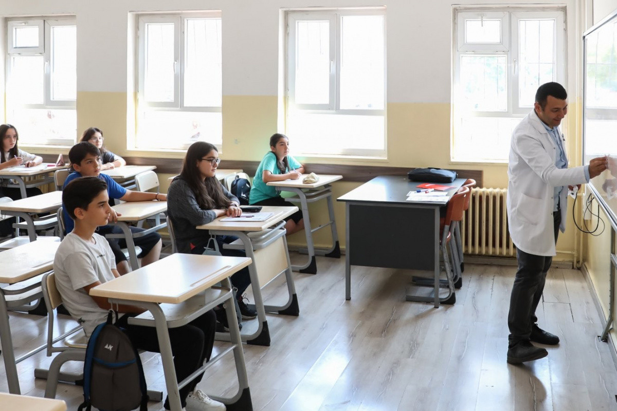 İstanbul'da yoğun yağış sebebiyle tüm eğitim kurumlarında eğitime bir gün ara verildi