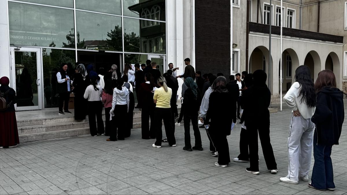 Kamu kurumlarında görev almak isteyen adayların katıldığı KPSS Ortaöğretim başladı