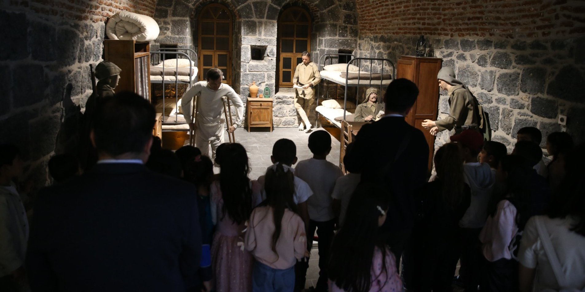 Kars'ta eğitim gören öğrenciler kentin tarihini yerinde incelemek üzere harekete geçti