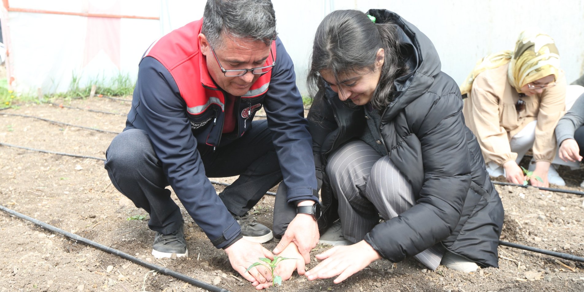 Kars'ta özel gereksinimli öğrenciler kurulan serada tarımsal üretim faaliyetlerini deneyimliyor