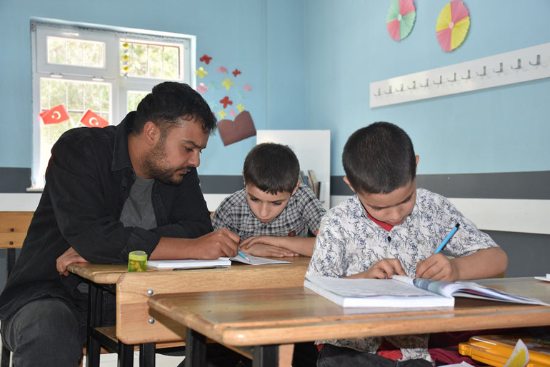 Van'ın bahçesaray ilçesindeki köy okulunda umut öğretmen İki kardeş için ders veriyor