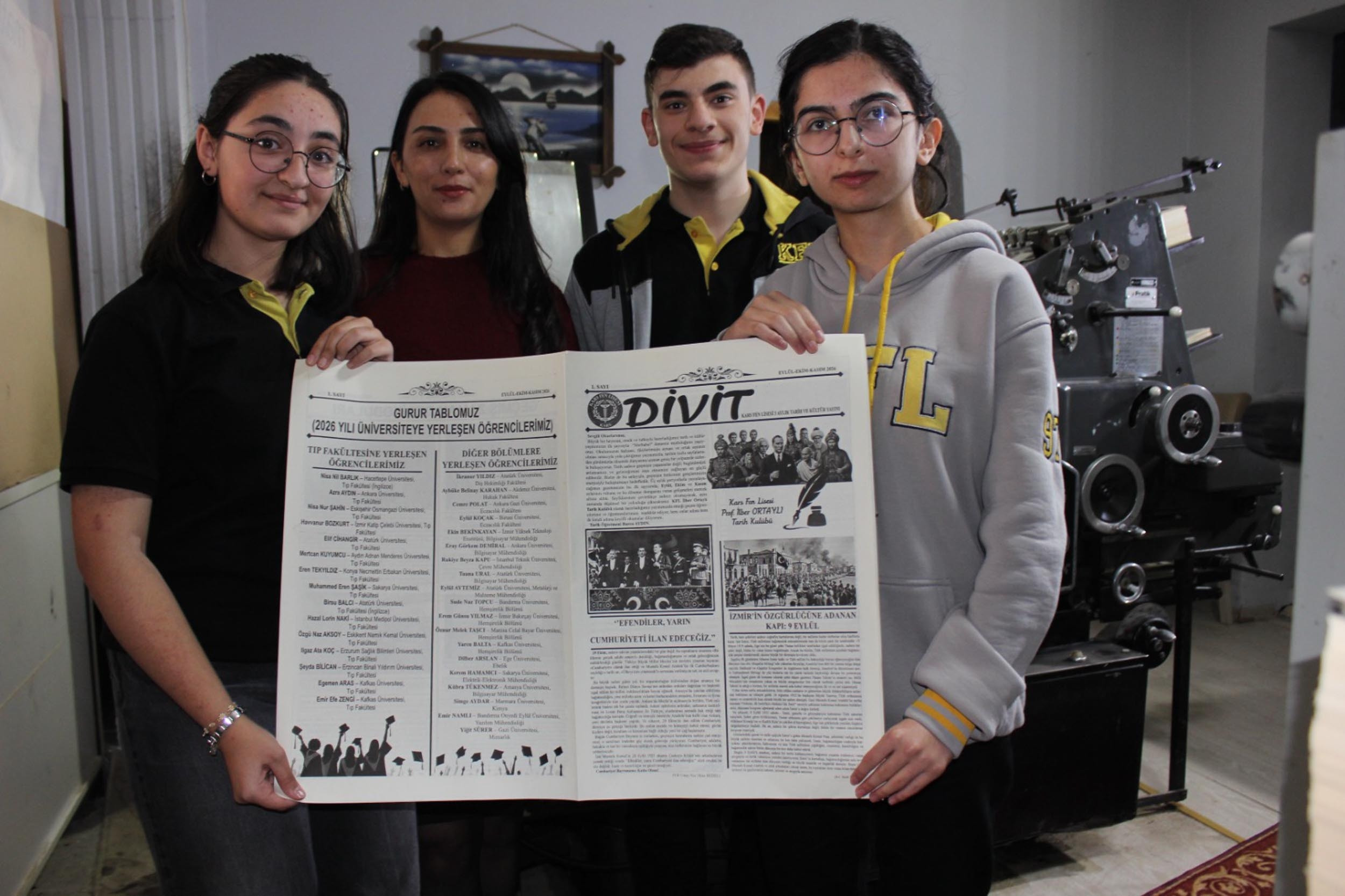 Kars'ta lise öğrencileri 29 ekim Cumhuriyet bayramı için özel gazete hazırladı