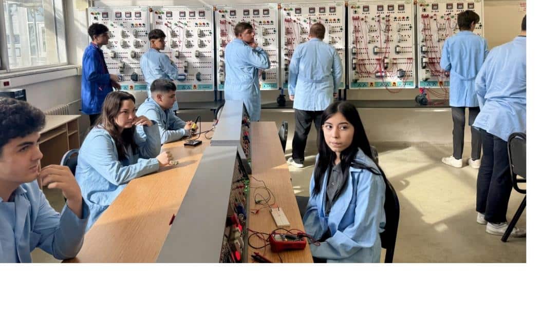 Meslek Lisesi öğrencileri, elektrik panosuyla kodlama robotu üretiyor