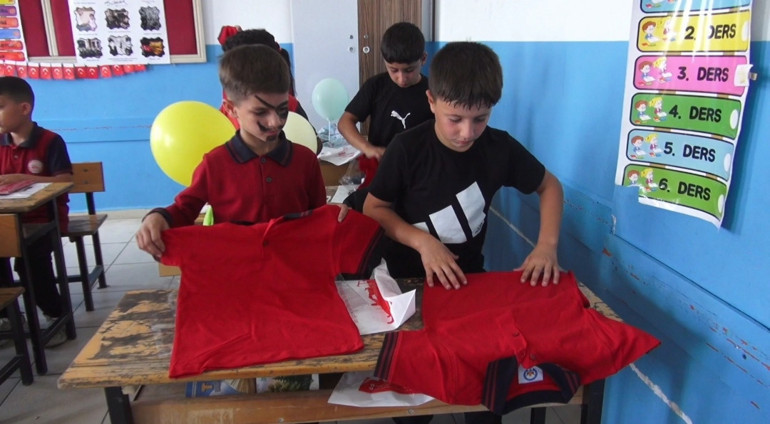 Batman'da Meslek Lisesi öğrencileri köy okullarındaki çocuklar için okul forması dikti