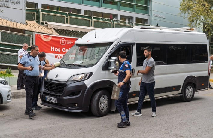 İzmir büyükşehir belediyesi zabıta ekipleri öğrencilerin güvenliği için okul servislerini denetledi