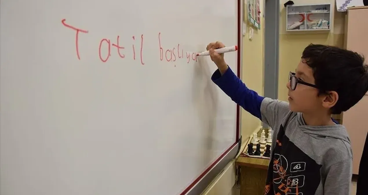 Milli Eğitim Bakanı Yusuf tekin okullardaki ara tatil tartışmalarına açıklık getirdi