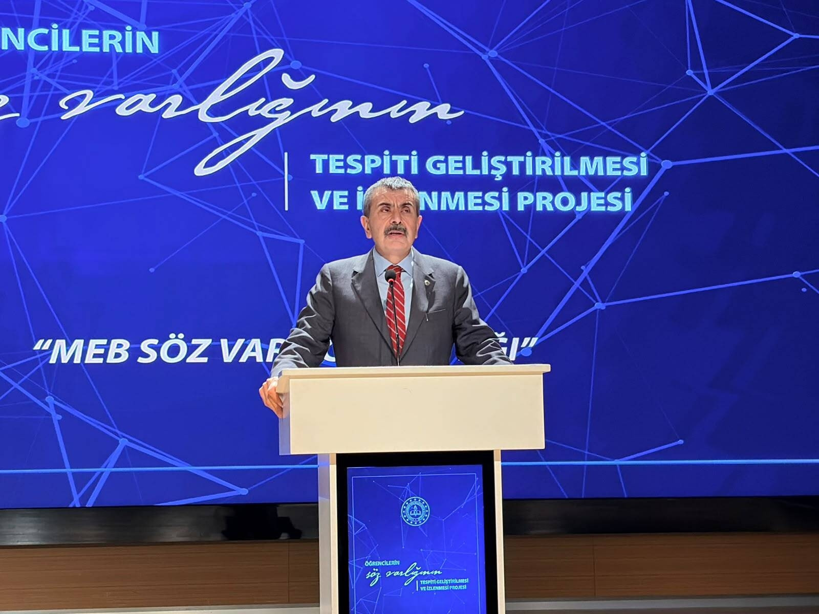 Milli Eğitim bakanı yusuf tekin öğrencilerin söz varlığını zenginleştirmeyi hedeflediklerini açıkladı