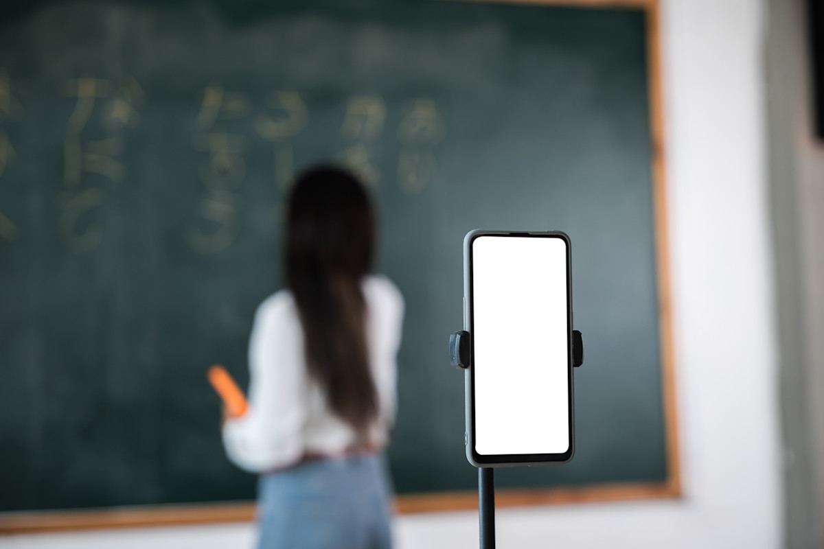Geleneksel mesleki gelişim seminerlerinden sıkılan öğretmen çareyi TikTok içerikleri üretmekte buldu