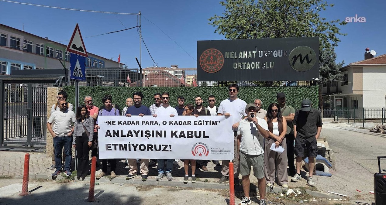 Eskişehir'de velilerden kayıt parası istenmesi melahat ünügür ortaokulu önünde protesto edildi