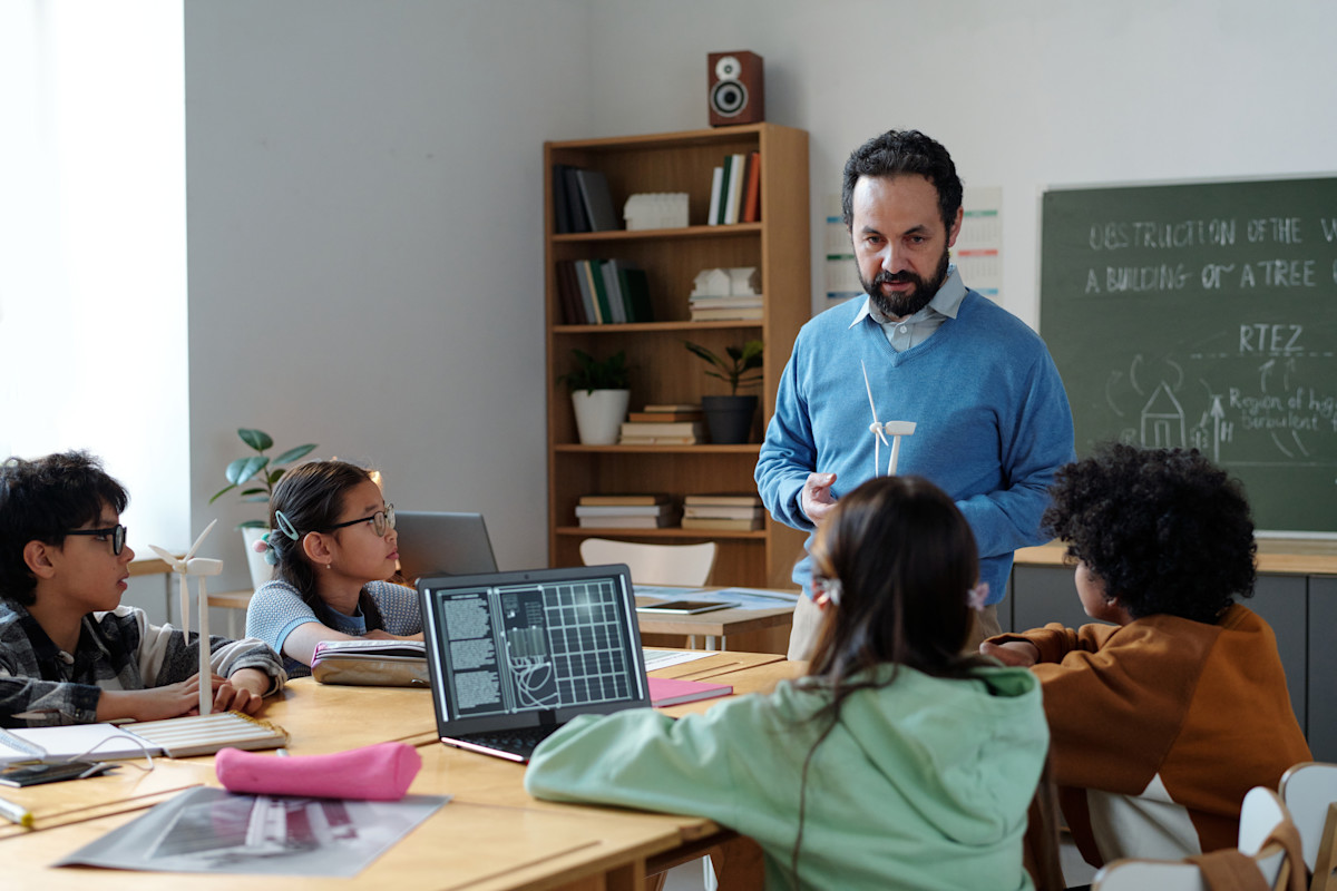 K-12 sınıfları için yapay zeka altyapısını kim inşa ediyor tartışması
