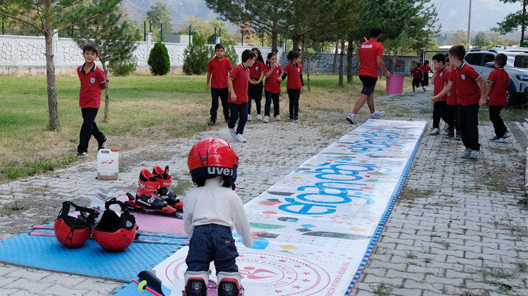 Erzincan'da ilkokul bahçesine kurulan yapay pist alanında öğrencilere temel kayak eğitimi