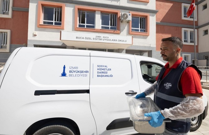 İzmir büyükşehir belediyesi özel gereksinimli öğrencilerin bulunduğu 32 okula sıcak yemek ulaştırıyor